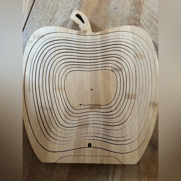 New in Box. Collapsible fruit bowl. No fruit included - Picture 9 of 14